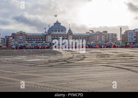 SCHEVENINGEN, 1 gennaio 2018 - olandese le persone seguono la forte tradizione del primo anno nuovo immergersi in piedi dietro la linea di partenza pronta per eseguire towa Foto Stock