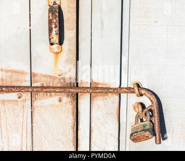 Dettaglio immagine di un pad lock su un vecchio capannone presso la spiaggia di Bridgehampton, NYh, Foto Stock