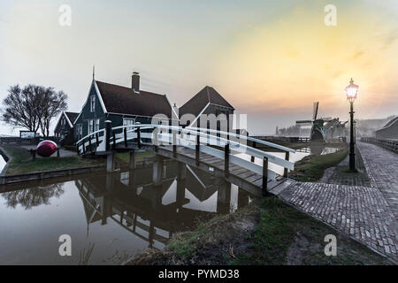 Beaucoutif olandese di tipiche case di legno architettura specchiata sul tranquillo canale di Zaanse Schans situato a nord di Amsterdam, Paesi Bassi Foto Stock