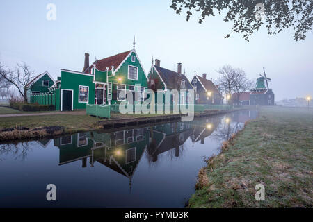 Beaucoutif olandese di tipiche case di legno architettura specchiata sul tranquillo canale di Zaanse Schans situato a nord di Amsterdam, Paesi Bassi Foto Stock