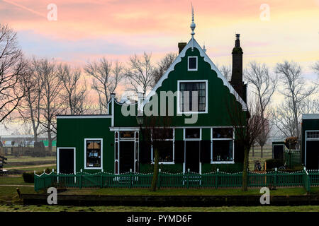 Beaucoutif olandese di tipiche case di legno architettura lungo il tranquillo canale di Zaanse Schans situato a nord di Amsterdam, Paesi Bassi Foto Stock