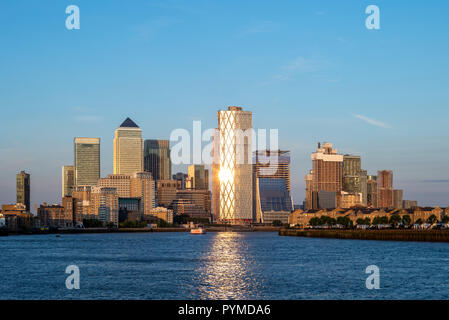 Lo skyline di Londra a Canary Wharf dal fiume Tamigi Foto Stock