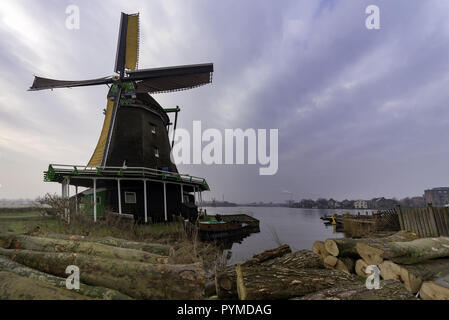 I registri di magazzino a lato del fiume nidificate per i green segherie a Zaanse Schans città in Paesi Bassi Foto Stock