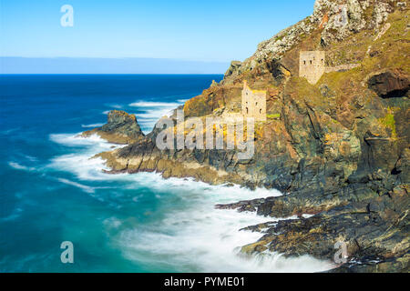 Cornovaglia le corone Case motore Botallack storica miniera cornish stagno patrimonio minerario Botallack St appena Penzance Cornwall Inghilterra UK GB Europa Foto Stock