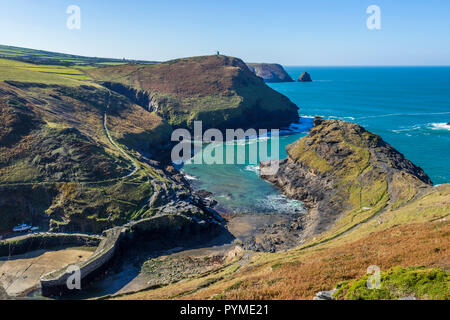 Cornovaglia Boscastle sentiero costiero che si affaccia sul porto sulla costa sud-ovest il percorso Boscastle Cornwall Inghilterra UK GB Europa Foto Stock