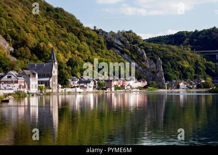 Riva destra ALLOGGIAMENTO E CHIESA SUL FIUME MEUSSE A MONTE DI DINANT, Belgio Foto Stock