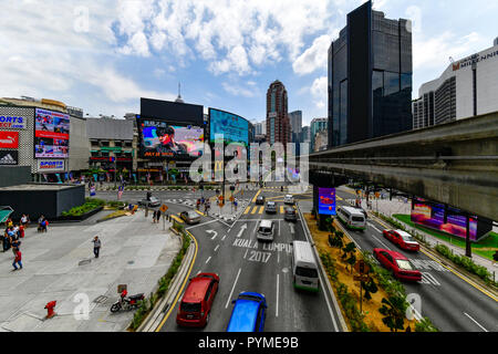 KUALA LUMPUR, 29 Luglio 2018 - Il treno monorotaia corre, opera a Bukit Bintang stazione nella parte anteriore del sacco 10 shopping mall, Malaysia Foto Stock
