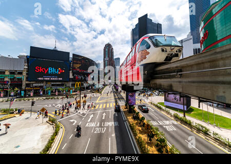 KUALA LUMPUR, 29 Luglio 2018 - Il treno monorotaia corre, opera a Bukit Bintang stazione nella parte anteriore del sacco 10 shopping mall, Malaysia Foto Stock