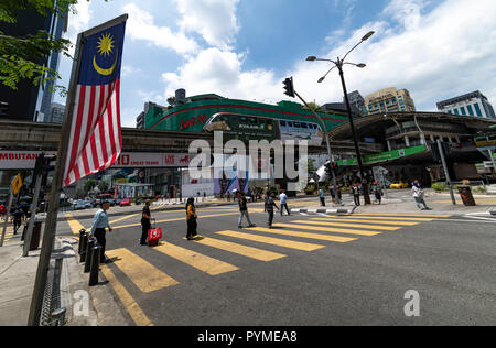 KUALA LUMPUR, 29 Luglio 2018 - Il treno monorotaia corre, opera a Bukit Bintang stazione nella parte anteriore del sacco 10 shopping mall, Malaysia Foto Stock