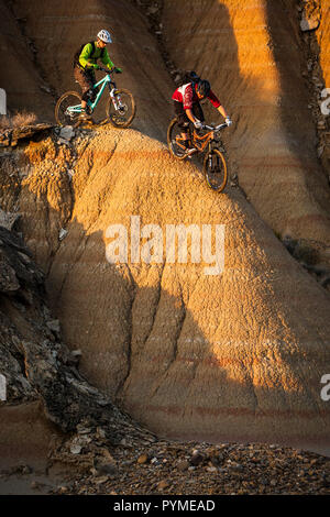 Gli amanti della mountain bike sulla strana terreno del deserto Foto Stock