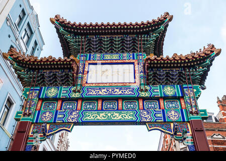 Arch decorate in arte cinese presso l'entrata di Chinatown in London, England, Regno Unito Foto Stock