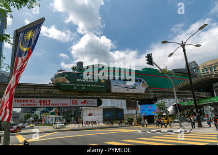 KUALA LUMPUR, 29 Luglio 2018 - Il treno monorotaia corre, opera a Bukit Bintang stazione nella parte anteriore del sacco 10 shopping mall, Malaysia Foto Stock