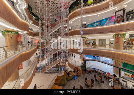 KUALA LUMPUR, 29 Luglio 2018 - il lotto 10 shopping mall, architettura di lusso e ben arredata e illuminata di Bukit Bintang district, Malaysia Foto Stock
