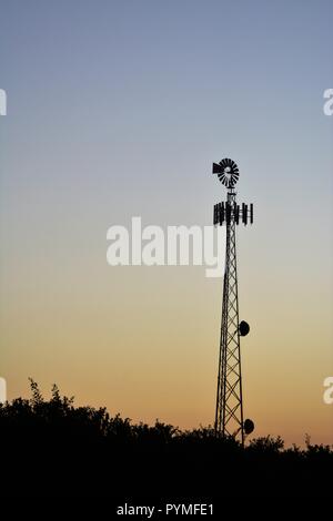 Telefono cellulare torre in alto Deserto della California USA America West Foto Stock