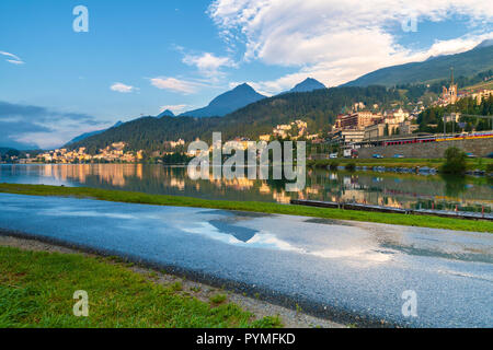 Percorso sulla riva del lago di St Moritz, Canton Grigioni, Engadina, Svizzera Foto Stock