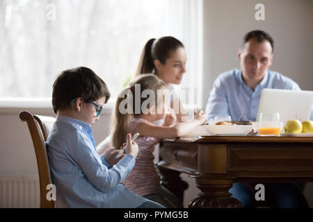 Giovani famiglie con bambini in cucina Foto Stock