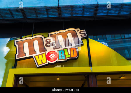 London, Regno Unito - 4 Gennaio 2018: il Logo di M&M's shop, famoso per la sua pulsante colorato a forma di cioccolatini, a Londra in Inghilterra, Regno Unito Foto Stock