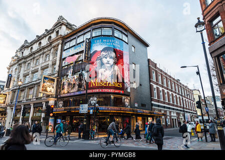 London, Regno Unito - 4 Gennaio 2018: facciata del Queen's Theatre annunciando il gioco Les Miserables in Shaftesbury Avenue, la strada principale di Foto Stock