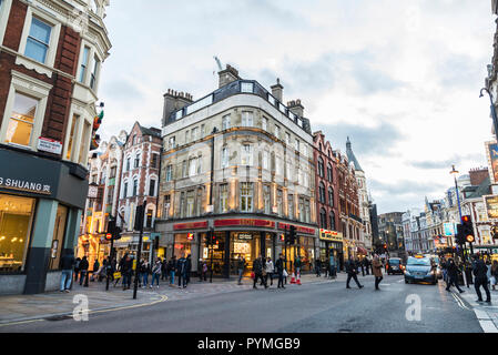 London, Regno Unito - 4 Gennaio 2018: le persone camminare per i negozi e i ristoranti di Shaftesbury Avenue, la strada principale nel West End di Londra, Foto Stock