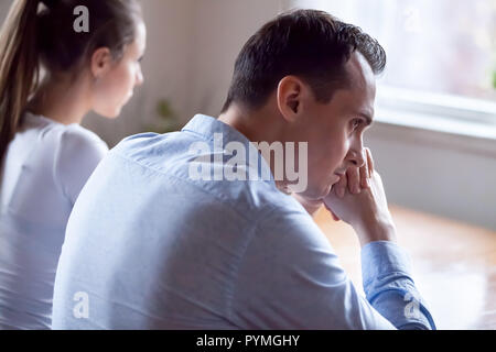 Vista posteriore dei coniugi dopo litigare sento la frustrazione e dissatisfie Foto Stock