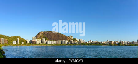 Immagine panoramica della laguna Rodrigo de Freitas una delle principali attrazioni turistiche della città di Rio de Janeiro, Brasile Foto Stock