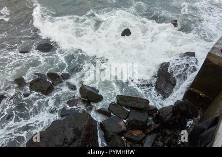 Vista del mare con le onde che si infrangono sulle rocce a Madeira, Portogallo Foto Stock