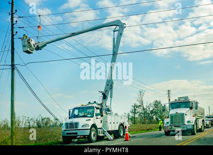 Un programma di utilità equipaggio lineman lavora per ripristinare l'alimentazione per un quartiere, 18 ottobre 2018, Marianna, Florida. Città costiere come pure la navigazione città come Mar Foto Stock