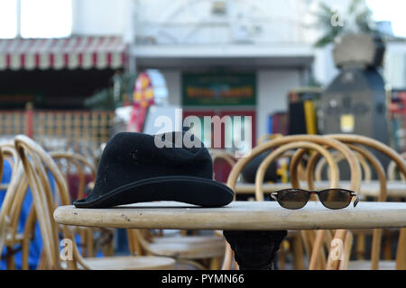 Un cappello e occhiali da sole a sinistra su una tabella all'interno del Regno Unito l'ultimo superstite vittoriano balneare ghisa e vetro Winter Gardens, in Great Yarmouth, Norfolk, come il Consiglio costiere è alla ricerca di un investitore e operatore di eseguirlo come attrazione turistica. Foto Stock