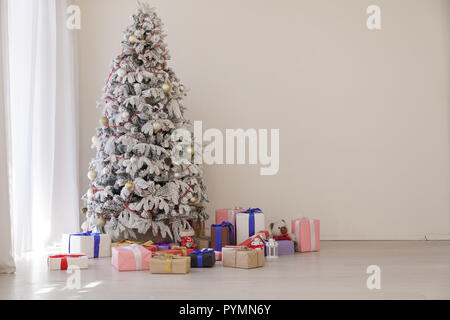 White Christmas tree in konaté con calza-insaccatrici Foto Stock