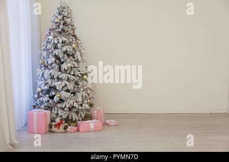 White Christmas tree in konaté con calza-insaccatrici Foto Stock