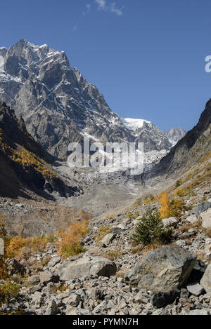 Caucaso montagna paesaggio autunnale dalla regione di Svaneti in Georgia Foto Stock