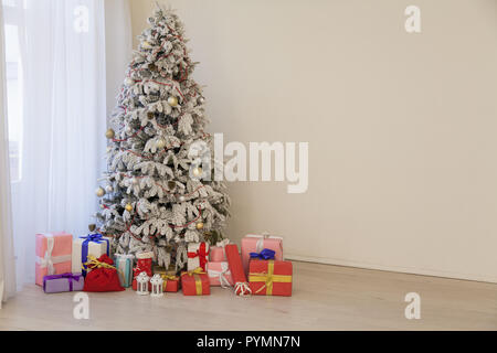 White Christmas tree in konaté con calza-insaccatrici Foto Stock