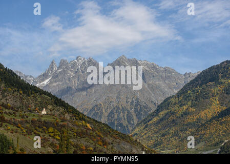 Caucaso montagna paesaggio autunnale dalla regione di Svaneti in Georgia Foto Stock