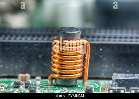 I componenti della scheda madre. Includono chip IC, presa CPU, il dissipatore di calore e molti porta. Foto Stock