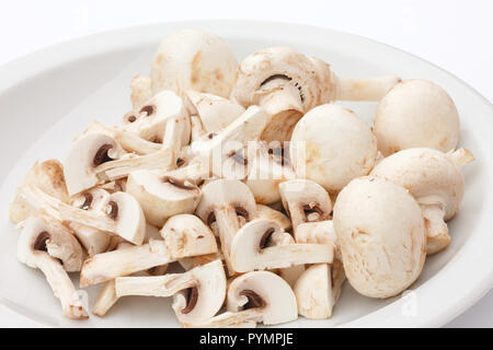 Funghi champignon interi e tagliato in quarti Foto Stock