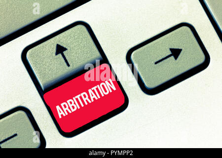 Scrittura testo scrittura di arbitrato. Concetto significato uso di un arbitro per dirimere una controversia la mediazione negoziale. Foto Stock