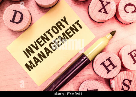 La grafia la scrittura di testo la gestione dell'inventario. Concetto significato di supervisionare il controllo di stoccaggio delle scorte e dei prezzi. Foto Stock