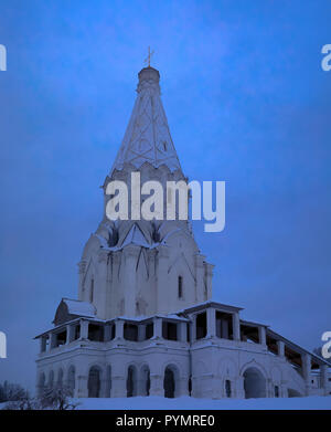 Vista invernale di ascensione chiesa dopo la nevicata nel Kolomenskoe, Mosca, Russia Foto Stock