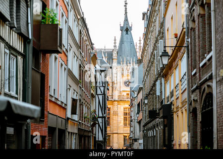 Street view con antichi edifici in Rouen, la capitale della regione della Normandia in Francia Foto Stock