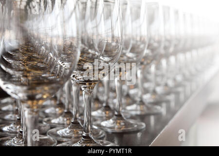 Elegante riga vuota di bicchieri di vino Foto Stock