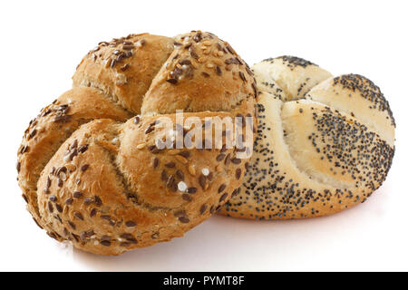 Semi di lino kaiser panino con cristalli di sale e un bianco semi di papavero rotolo Foto Stock