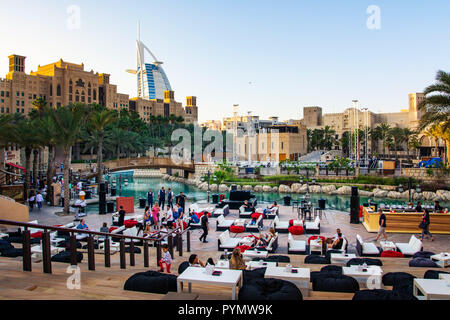 Dubai, Emirati Arabi Uniti - 20 Aprile 2018: Sunst a Madinat Jumeirah resort e ristoranti con il Burj Al Arab in background in Dubai Foto Stock