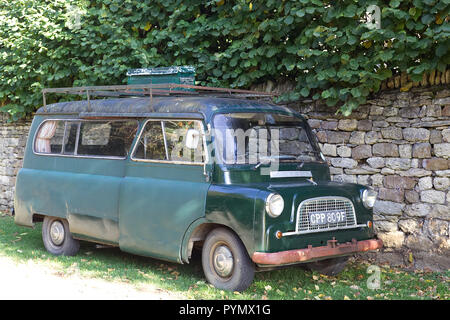 Vintage Bedford camper parcheggiato in Cotswolds Foto Stock