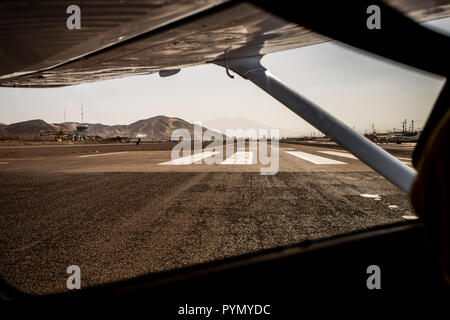 Blick auf die Startbahn aus einem Flugzeug am Flughafen, Nazca , Perù , Südamerika Foto Stock
