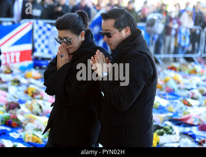 Aiyawatt Srivaddhanaprabha figlio di Leicester Presidente stabilisce una corona in memoria di suo padre con sua madre Aimon. Vichai Srivaddhanaprabha, era fra quelli che hanno tragicamente perso la vita il sabato sera quando un elicottero che trasporta lui e altre quattro persone si è schiantato fuori re lo stadio di potenza. Foto Stock