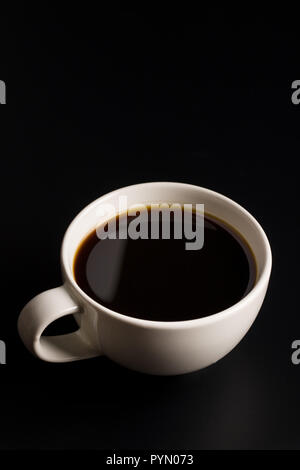 La tazza di caffè su sfondo nero. Foto Stock