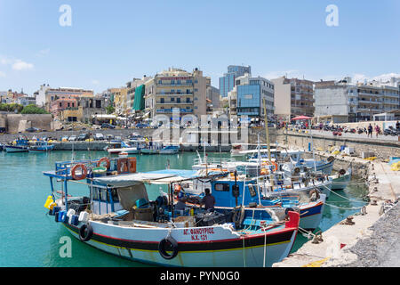 Tradizionali barche da pesca nel porto di Heraklion, Heraklion (Irakleio), Regione di Irakleio, Creta (Kriti), Grecia Foto Stock