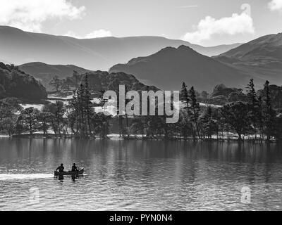 Una tranquilla e serena mattina vista di kayakers sull'Ullswater in Inghilterra del Lake District. Foto Stock