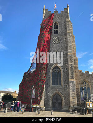 Una cascata di tessuti lavorati a maglia e ad uncinetto papaveri appesa la chiesa di San Pietro a Sudbury per contrassegnare 100 anni dopo la fine della Prima Guerra Mondiale. Foto Stock