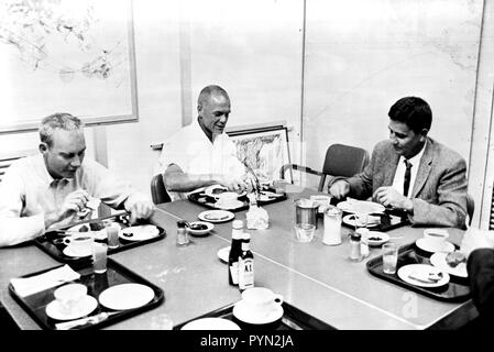 (20 febbraio 1962) --- astronauta John H. Glenn Jr. (centro) mangia colazione la mattina del lancio del suo Mercury-Atlas 6 (MA-6) veicolo spaziale. Il dottor William K. Douglas è a destra. Foto Stock